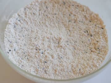 卵もバターもいりません！ワンボウルでどんどん混ぜるだけ！簡単黒ごまきなこスコーンのレシピ