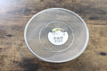 セリアに売ってるだなんて…！売り場で2度見どころか3度見した！100円なのが不思議なザル