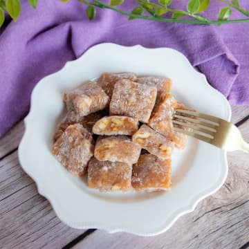 【甘じょっぱさがクセになるキャラメル餅がおいしすぎる】「レンジだけで激うまお店級スイーツ！？」ザクもち食感が楽しめる切り餅アレンジレシピ