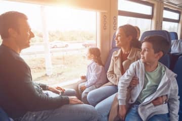 グリーン車で「幼稚園児の子ども・母親」が座席を占領！ 子どもは“グリーン料金”を払ってないのに、問題ないのでしょうか？ 自分は座れなかったのですが「払い戻し」は受けられますか？