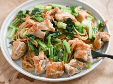 鶏もも肉と小松菜のめんつゆバターパスタ