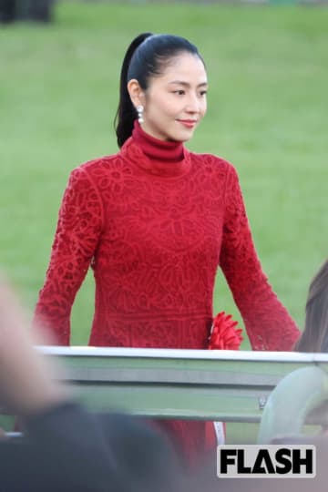 結婚公表した「長澤まさみ」美しすぎる全身赤色コーデをキャッチ！ 4年連続「有馬記念」の大役で公私ともに絶好調