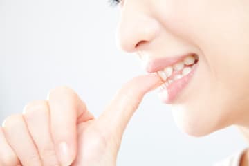 職場にいる爪を噛む人が不快なとき、どう言うのが正解？トラブルを避ける伝え方