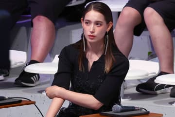 トラウデン直美　ドレス姿で〝最愛のペペ〟に騎乗「馬のように駆け抜けて参りますよーーー！」