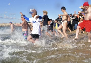 100回目の新春初泳ぎ、和歌山　0～75歳230人が水しぶき
