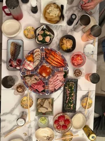 川崎麻世、妻の手料理を囲み11人での年越し「朝4時まで盛り上がりました」