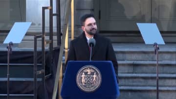 ニューヨーク市長に初のイスラム教徒ゾーラン・マムダニ氏就任　「家賃値上げ凍結」「バス無料化」など掲げる