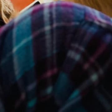 風邪をひいて寝ていたら、背後から視線を感じて…そっとインカメラで撮影した結果→泣けてくる光景に2万いいね「心配そうな顔」「優しい」と感動