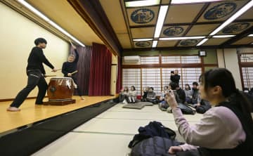 輪島の伝統芸能、力強く打ち初め　「御陣乗太鼓」能登地震被災でも