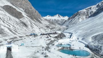 中国青海省海北自治州で雪山観光が人気