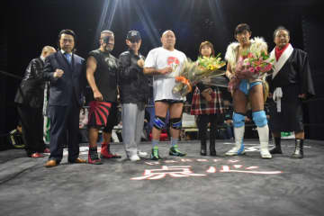 アレクサンダー大塚がデビュー30周年！神様カール・ゴッチばりの人間橋を築き勝利