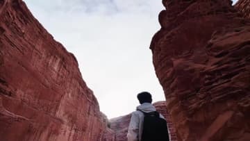 峡谷と雪山の壮大な風景　中国新疆ウイグル自治区
