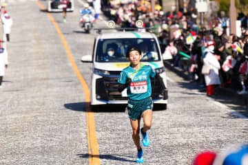 【箱根駅伝】往路優勝トロフィーのデザインが物議「何でデコピン？」「リスペクトを感じない」
