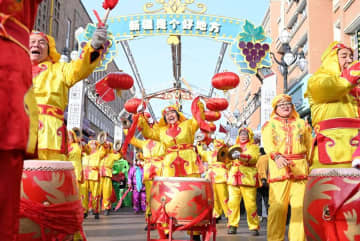 歩行者天国で新年祝う「社火」開催　中国新疆ウイグル自治区