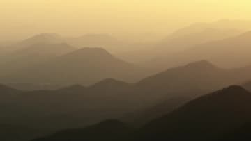 夕日の残光に染まる峰々　中国安徽省