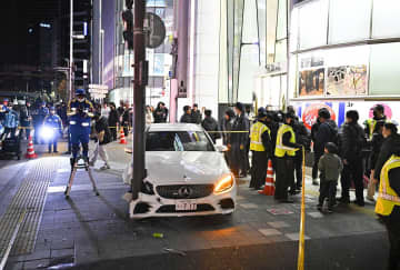 大みそかの新宿を大混乱させた「大ガード車両突っ込み事故」目撃者が語るドライバーの“不可解な行動”