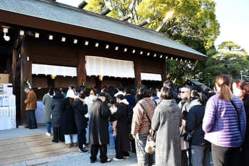 横浜・伊勢山皇大神宮、初詣客でにぎわう　好天に恵まれ、無病息災願う