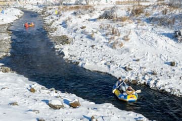 不凍河が観光客を魅了　中国内モンゴル自治区