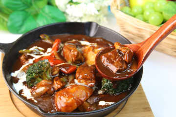 ジョージ吉田シェフが絶品『大人のビーフシチュー』のレシピを笠原将弘のYouTubeチャンネルで解説！隠し味が決め手の濃厚な味わいがクリスマスにもぴったりと話題に「本格派フレンチシェフのビーフシチュー本当に美味しそうです」「材料が揃えやすくレシピもシンプル、これは是非試してみたいと思います」