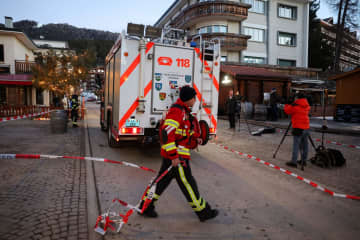 スイスのバー火災、卓上花火原因　40人死亡、身元確認は難航か
