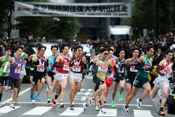 「気になって集中できない」箱根駅伝に“世界に１台”の高級車が降臨！ ネット騒然「存在感すごいな...」「専用に作ったのかよ」