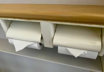 「スカートのお尻が…」ホテルのトイレが床まで汚物まみれの大惨事！ 女性客のまさかの行動と20万円の損害【衝撃エピソード再配信】