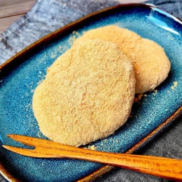 【さつまいもと豆腐で極モチ♡】 いつものきな粉餅より10倍おいしい！ 甘くてモッチモチ♡レンジだけで簡単！さつまいもスイーツ