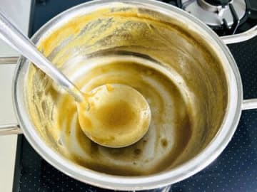 油でギトギトのカレー鍋。スポンジで洗うのちょっと待って！こうすれば汚さずキレイに洗えます♪