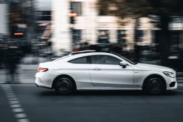 ベンツが歩道を『爆走』歩行者と次々に衝突 運転手の60代男性は “意識朦朧状態” で搬送されネットでコメント殺到「動画見たけどスマホ見ながら脇見でもしてて右カーブになってるのを気づいてないような動きに見えたわ」「少し前に交差点前で路肩に止めて停止してますね。意識朦朧だったってことは持病ですかね」