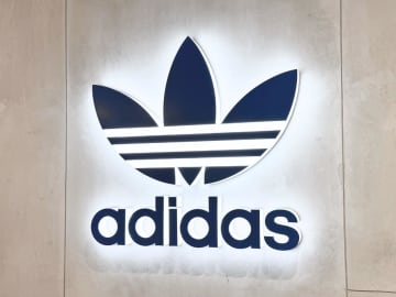 「差し色」は「スニーカー」で！【adidas】冬コーデの格上げに♡「大人カジュアルコーデ」