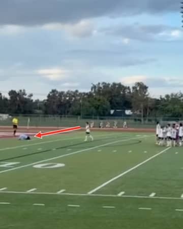 PKを外し崩れ落ちる少年→勝利チームから選手が駆け寄り…「すばらしいスポーツマンシップ」