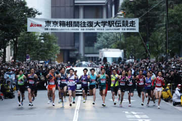 箱根駅伝を支える白バイ隊員の“ニセ物”告知に視線集中「一際目立つ」「インパクト与える戦略お見事」