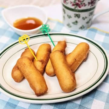 【餅×ホットケーキミックス】5mmに切って揚げるだけ♪もちふわ揚げスティックの簡単レシピ