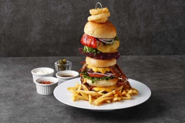 ホテル インターコンチネンタル 東京ベイ、「ゴージャスタワーバーガー」を販売　2026年1月1日から