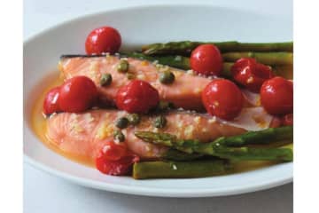 意外と簡単！鮭のアクアパッツァの作り方｜脳にいい最強食材で抗酸化＆健康もサポート