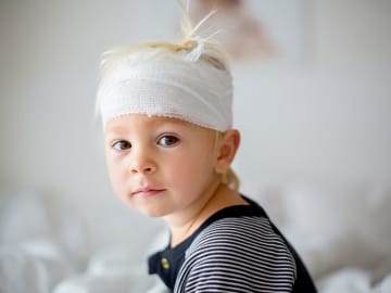 子どもがケガをした直後に家庭内ですべきこと。応急処置についてクリニック理事長の林裕章先生にお伺いしました