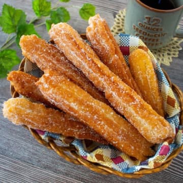 【1本40円以下で作れる！？】「子どもが飛んで喜んだ！」材料2つ♡外カリ中もっちの簡単チュロス