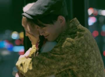 姉は有名インフルエンサー！スタイル抜群の21歳モデル、イケメンK-1選手からバックハグされ…急接近