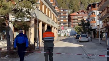 スイスのスキーリゾート火災　原因は卓上花火を天井に近づけたことによる引火か　捜査当局発表　死者40人、身元不明も