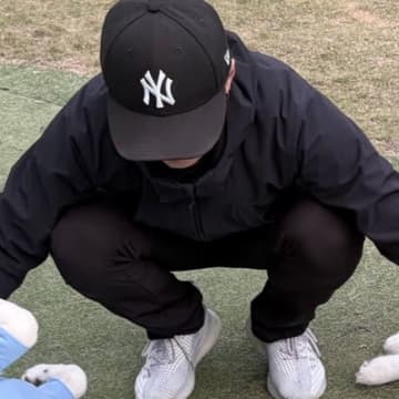 2匹のハスキー犬をドッグランへ→『駆け回って遊ぶかな』と思ったら…想定外の光景に1万いいね「休憩所になってて草」「可愛すぎるｗ」と絶賛