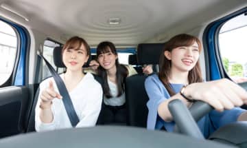 ママ友に「うちが車出すから」と誘われ温泉へ！ 運転は“1時間ほど”でしたが、お礼に「ランチを奢る」だけでは失礼ですか？ ガソリン代なども渡すべきでしょうか？