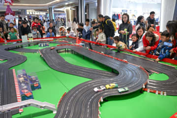 元日連休に活気づく消費市場　中国重慶市