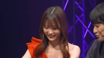 「うそー」“美人すぎる”ポーカー女王、芸能人最強決定戦で“まさかの展開”に笑みがこぼれる「ラッキー」