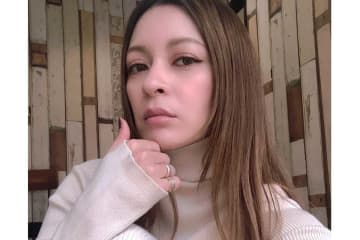 GLAY・TAKUROの妻、ほろ酔いの様子が話題「可愛すぎる」　玄関で倒れる岩堀せりに「めちゃくちゃ笑った」