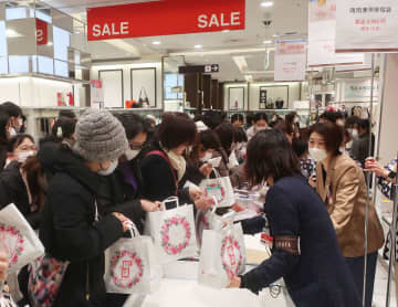 「時計が欲しくて一番に並びたかった」　横浜高島屋で初売り、開店前には2千人が列　人気の福袋は開店数分で完売