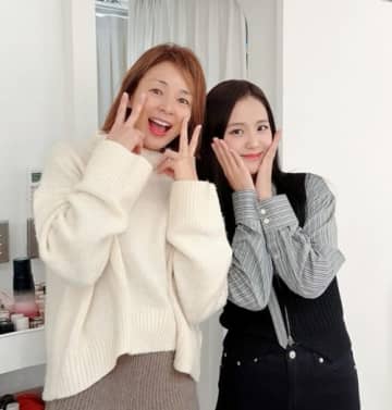 秋山成勲の妻SHIHO、BLACKPINKメンバーに遭遇！美女同士の2SHOTが話題、ちゃん付けも【PHOTO】