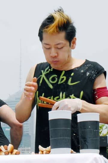 ホットドッグ大食いの小林尊　ほぼスキンヘッドも「マジもんの美形」称賛の嵐、変わらぬ“往年のプリンス”ぶり