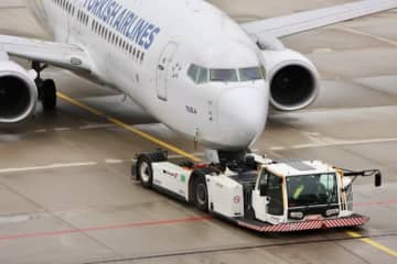 「前輪格納ドアの赤い線」ってなに？グラハン大解剖！プッシュバック＆トーイング徹底調査