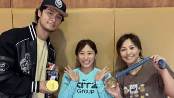 須﨑優衣がダルビッシュ夫妻と“レスリング納め”　豪華3ショットに「凄い顔ぶれ」「ダルさんでかい」