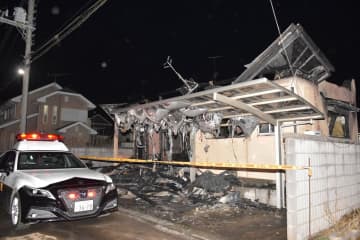 下妻で住宅全焼　焼け跡から1遺体　住人男性と連絡取れず　茨城